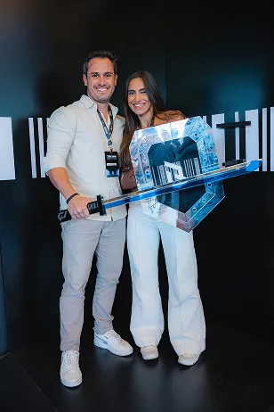 Casal com o troféu
